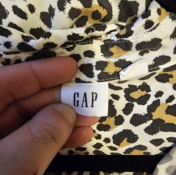 GAP 100% Viscose Animal print long sleeve button down top Size Medium - Picture 10 of 11